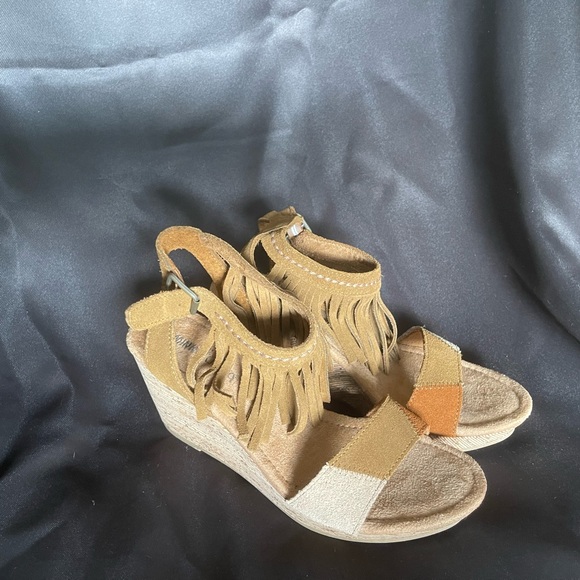 Minnetonka Women's Size 8 Brown Isabel Fringe Cork Wedge Suede Sandals - Picture 3 of 5